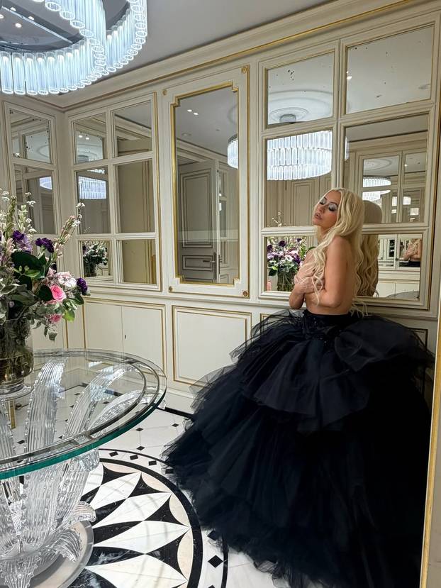 FOTO Jao, Christina! Pjevačica u toplesu, prekrila grudi rukama