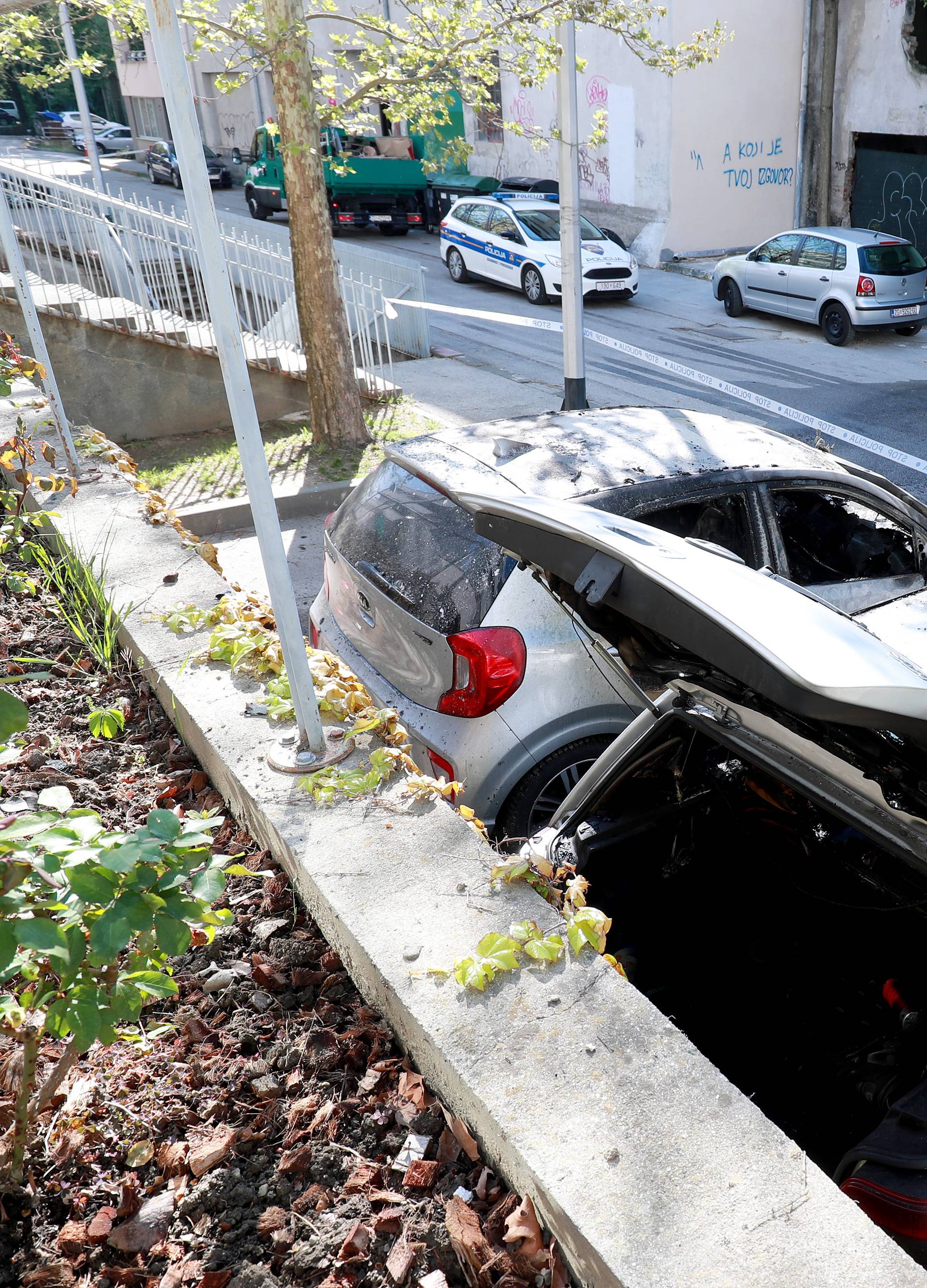 U Zagrebu planuo auto, požar se proširio i na susjedno vozilo