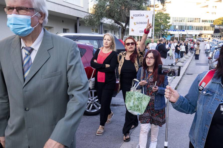 Split: Ispred KBC Split odrzan prosvjed podrske zdravstvenim radnicima 