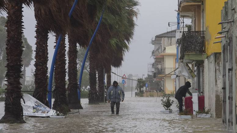 Južna Italija cijela pod vodom: Poplave i štete zbog obilnih kiša