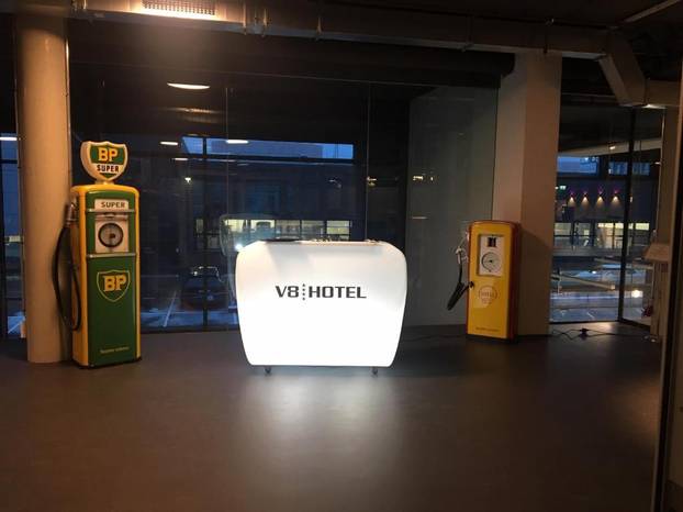 FOTO Jedinstveni hotel za ljubitelje auta: Noć provodite u preuređenim vozilima