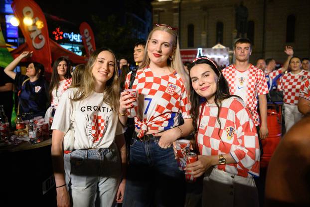 Zagreb: Navijači na Cvjetnom trgu 