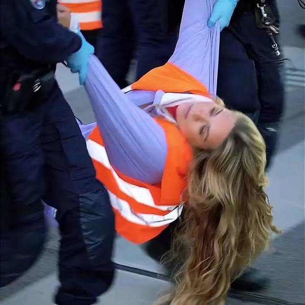 FOTO Klima-Shakira u središtu skandala. Atraktivna Anja htjela oštetiti Merzov avion