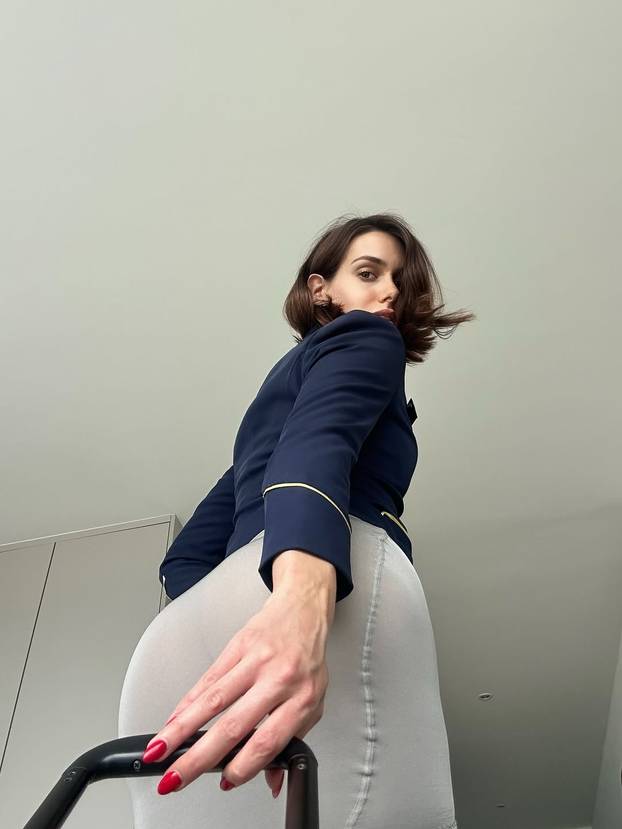 FOTO Zanosna stjuardesa traži muža: Javite se! Ovo su kriteriji