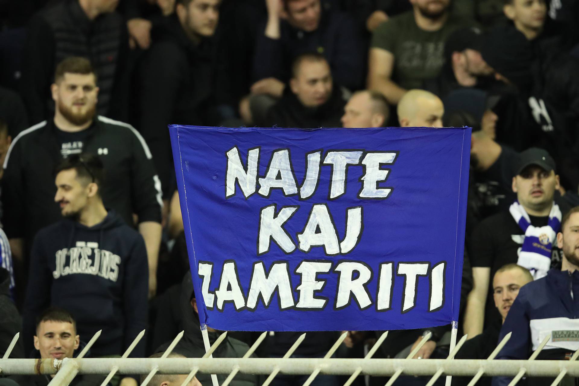 Split: Navijači na tribinama prate susret Hajduka i Dinama