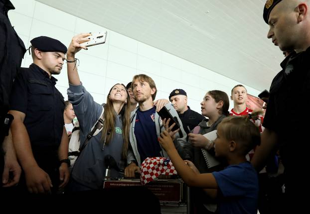 Zagreb: Navijači u zračnoj luci čekaju povratak hrvatskih nogometaša s Europskog prvenstva