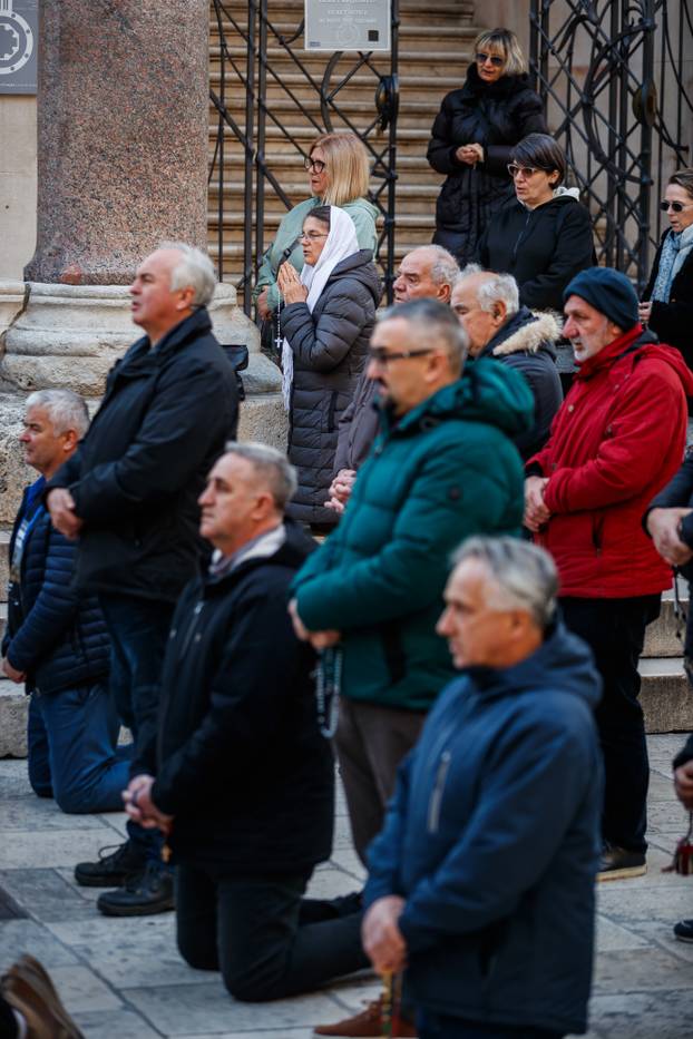 Molitelji su se okupili na Splitskom Peristilu
