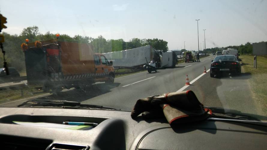 Kaos na obilaznici: Šleper se prevrnuo, uklanjaju ga s ceste