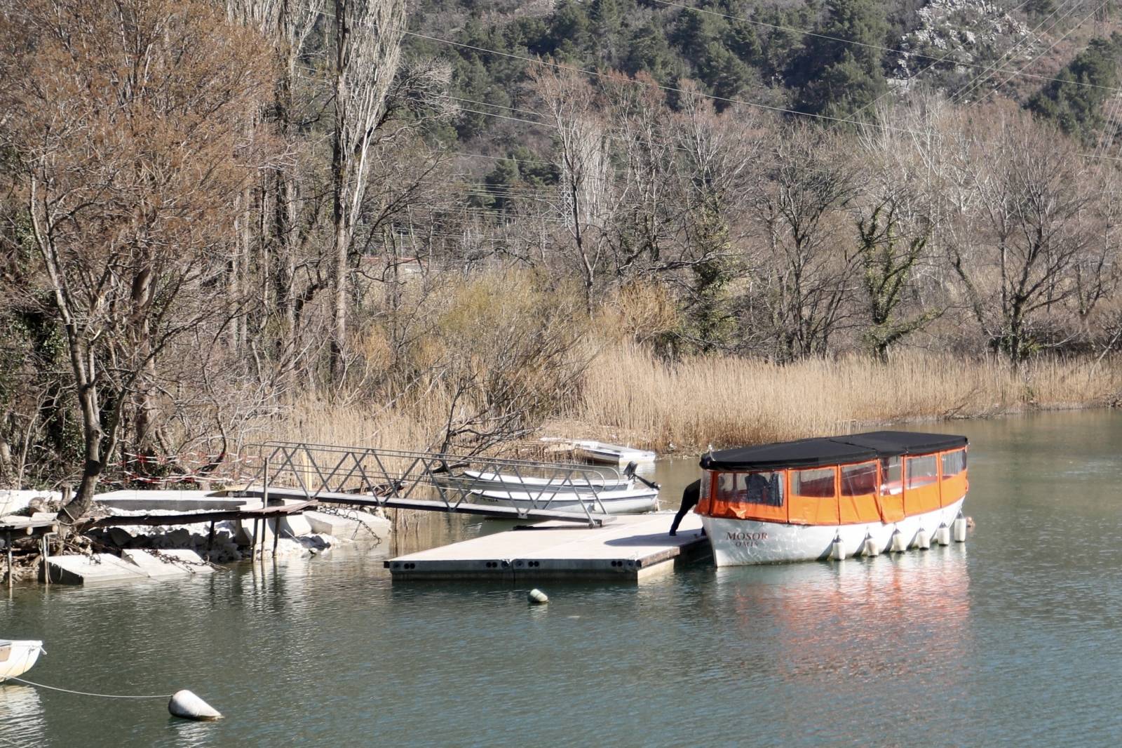 Omiš: Pripremljen ponton na Cetini za prijevoz putnika tijekom radova na tunelu i izgradnje oblaznice