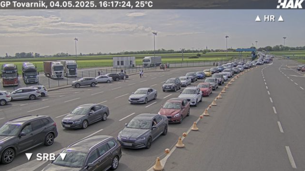 FOTO Kilometarske kolone i zastoji na autocestama. Na granicama višesatna čekanja