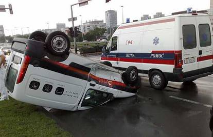 Auto se okrenuo na krovu, a vozač je samo ogreban