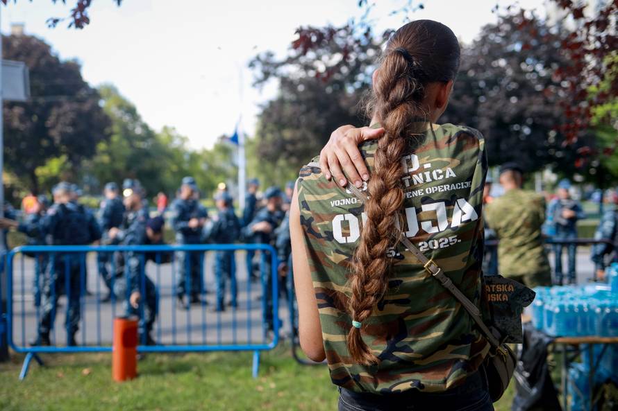 Zagreb: Građani se okupljaju duž trase vojnog mimohoda