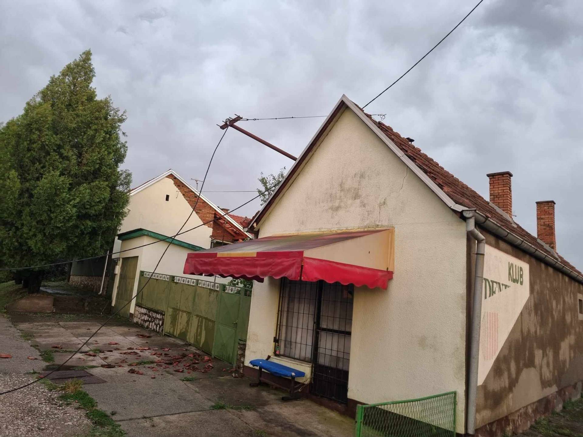 FOTO: Cerna je razorena u oluji, stradala nam je škola, a već četiri dana nemamo ni struje!