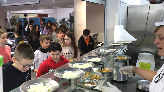 Podjela besplatnih obroka u šibenskim osnovnim školama