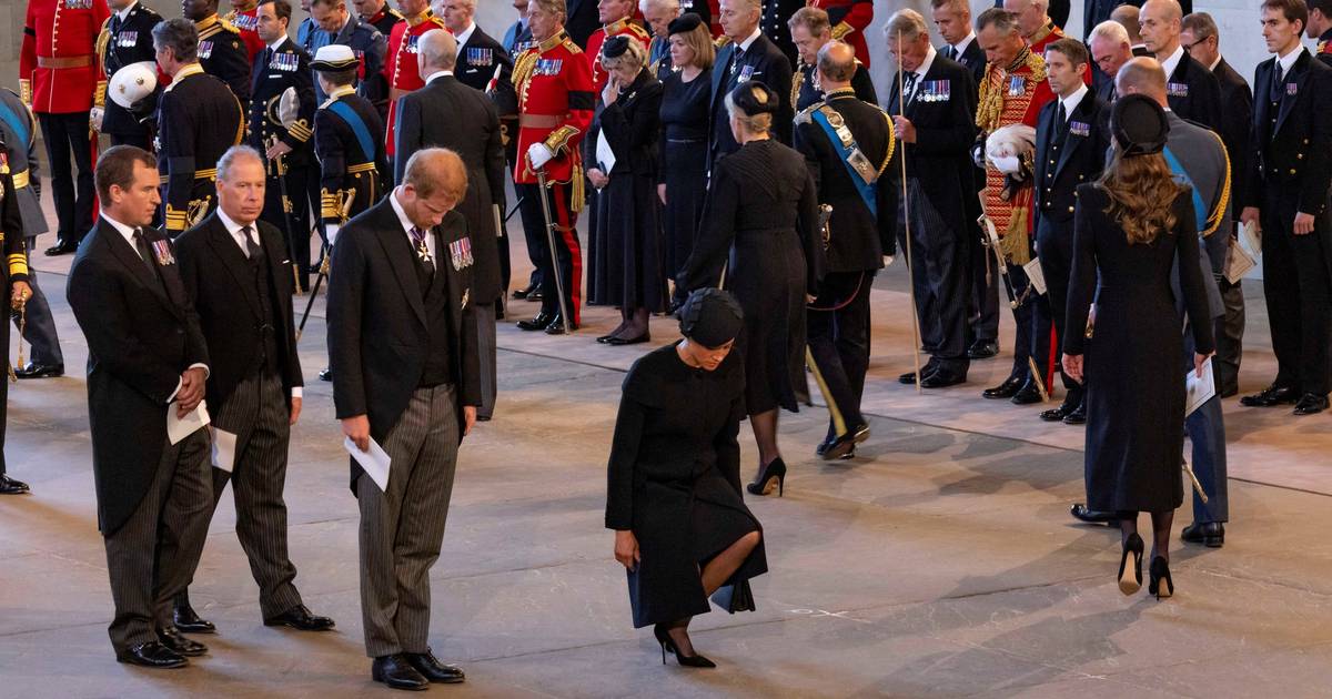 Meghan prozvali zbog dubokog naklona kraljici: 'Licemjerka, tu obitelj optužila je za rasizam' - Vimarsana News