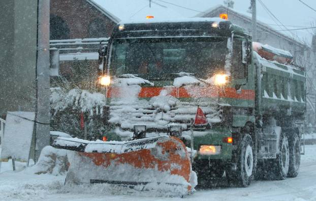 ARHIVA - Zagreb: Ralice ?iste velike koli?ine snjega na gradskim prometnicama