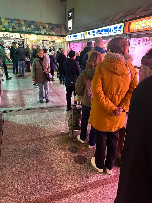 FOTO Građani šokirani! Za kilu janjetine 20 eura, rajčice po 7, a orada na Dolcu čak 28 eura