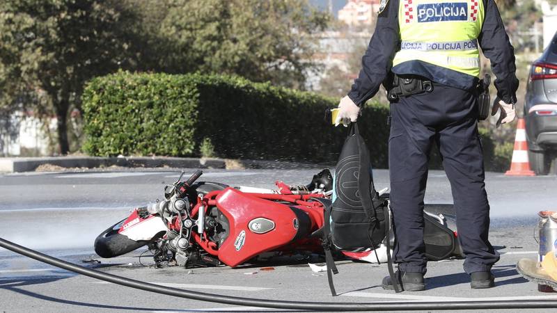 FOTO Mjesto strave u Splitu: U teškoj prometnoj poginuo vozač motocikla. Sudario se s autom...