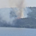 Buknuo požar na Čiovu: ’Nije pod kontrolom, vjetar otežava’