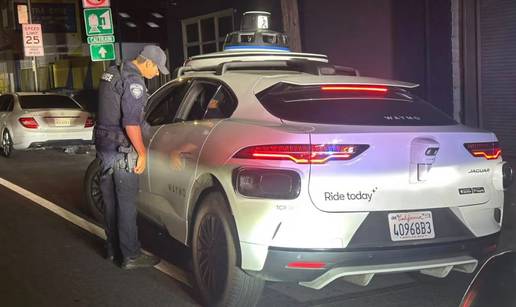 Policija zaustavila auto, ali vozača nema! Nisu pisali kaznu: 'Nemamo rubriku za robota'