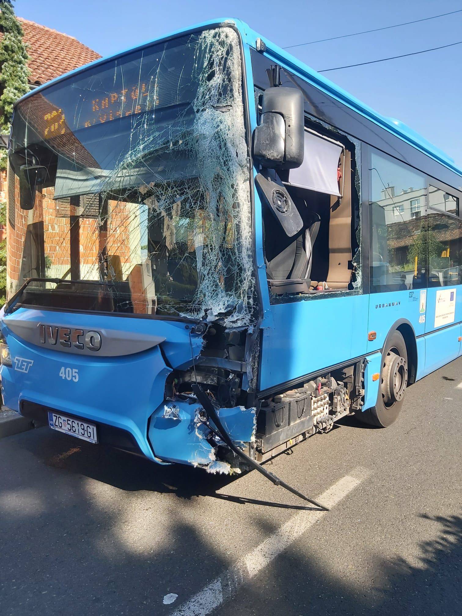 ZET-ov autobus sletio s ceste i zabio se u stup u Remetama