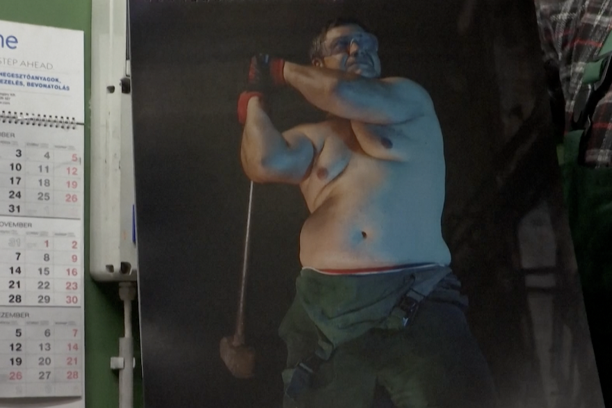 Radnici iz tvornice se skinuli za kalendar: 'Dečki ispod 100 kila su magneti za frižider!'