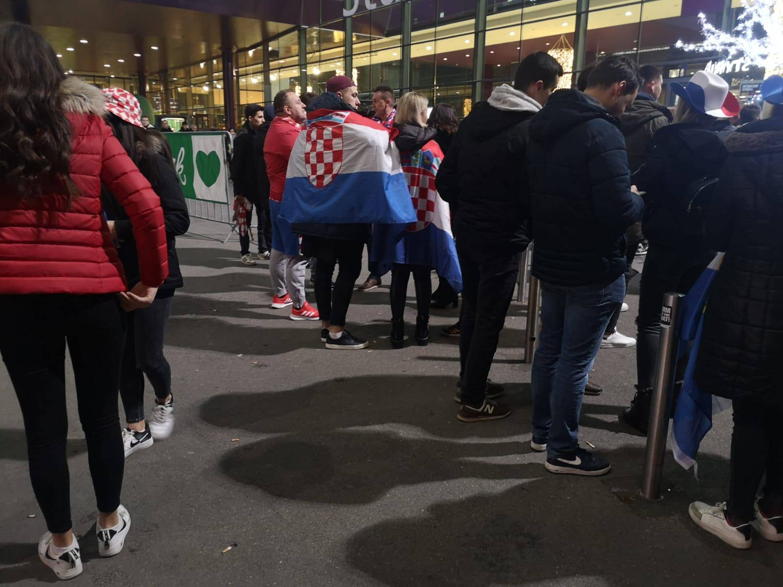 Hrvatski navijači okupirali su Graz na oproštaju, Srba nigdje