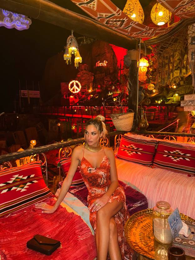 FOTO Talijanska voditeljica je konkurencija Diletti Leotti pred kamerama! Bila je i misica...