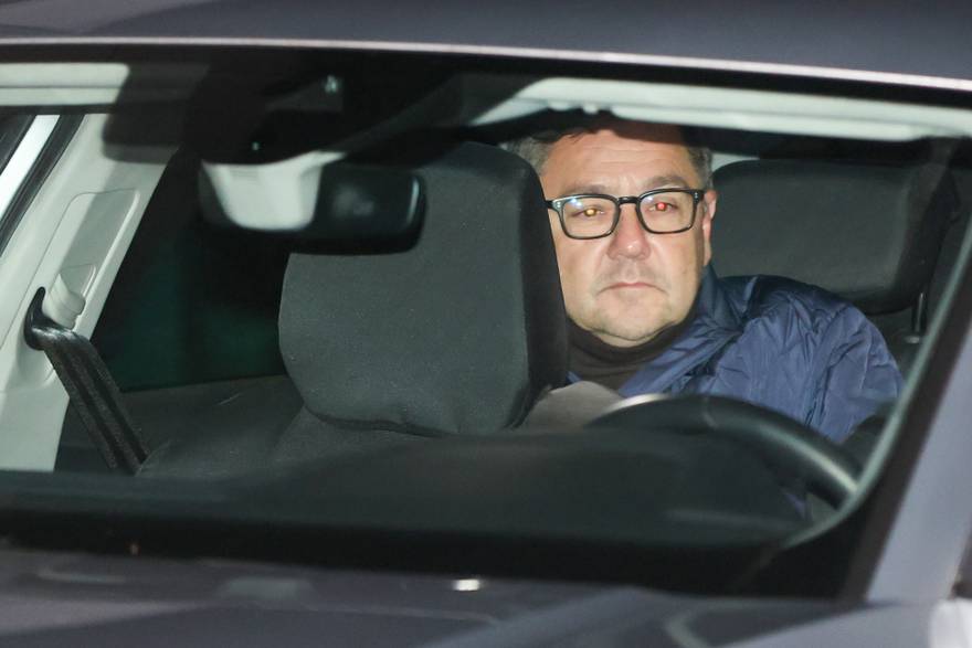 Izlazak Andrije Mikulića i inspektora iz kuće nakon opsežne pretrage