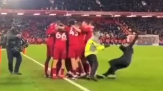 VIDEO Snimka iz drugog kuta: Evo kako je navijač Liverpoola utrčao i ozlijedio Robertsona