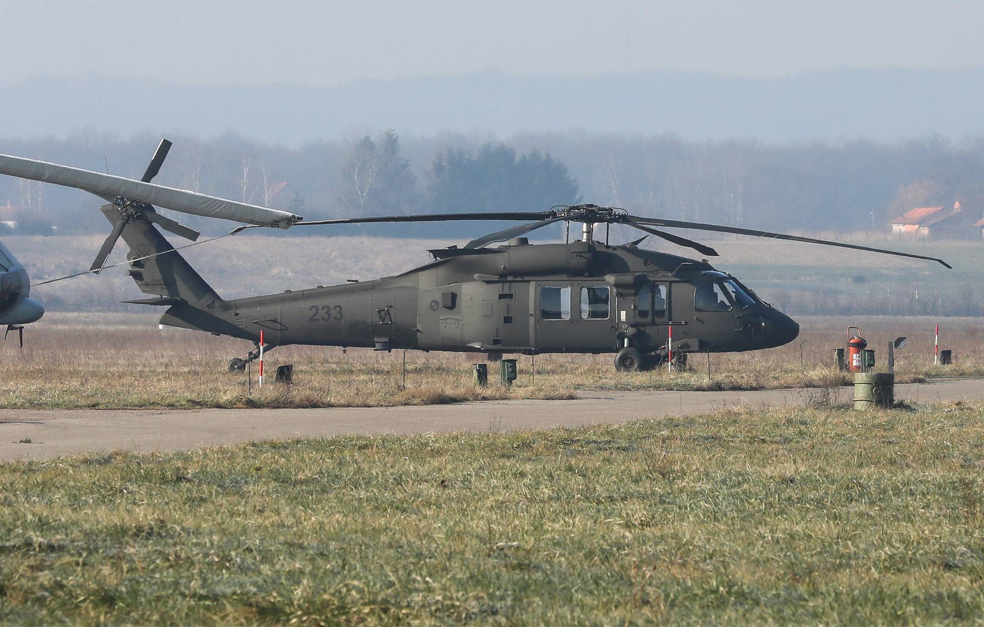 Zagreb: Ministar Banožić u Lučkom obišao radove na hangarima za helikoptere Blackhawk