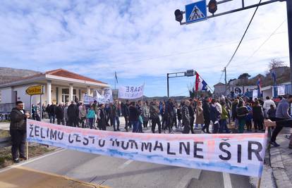 Prosvjed u Tugarama, žele da se obnovi cesta: Strah nas za djecu