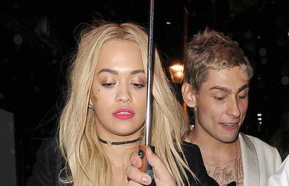 Skliznuo joj top: Rita Ora je slučajno pokazala bradavicu