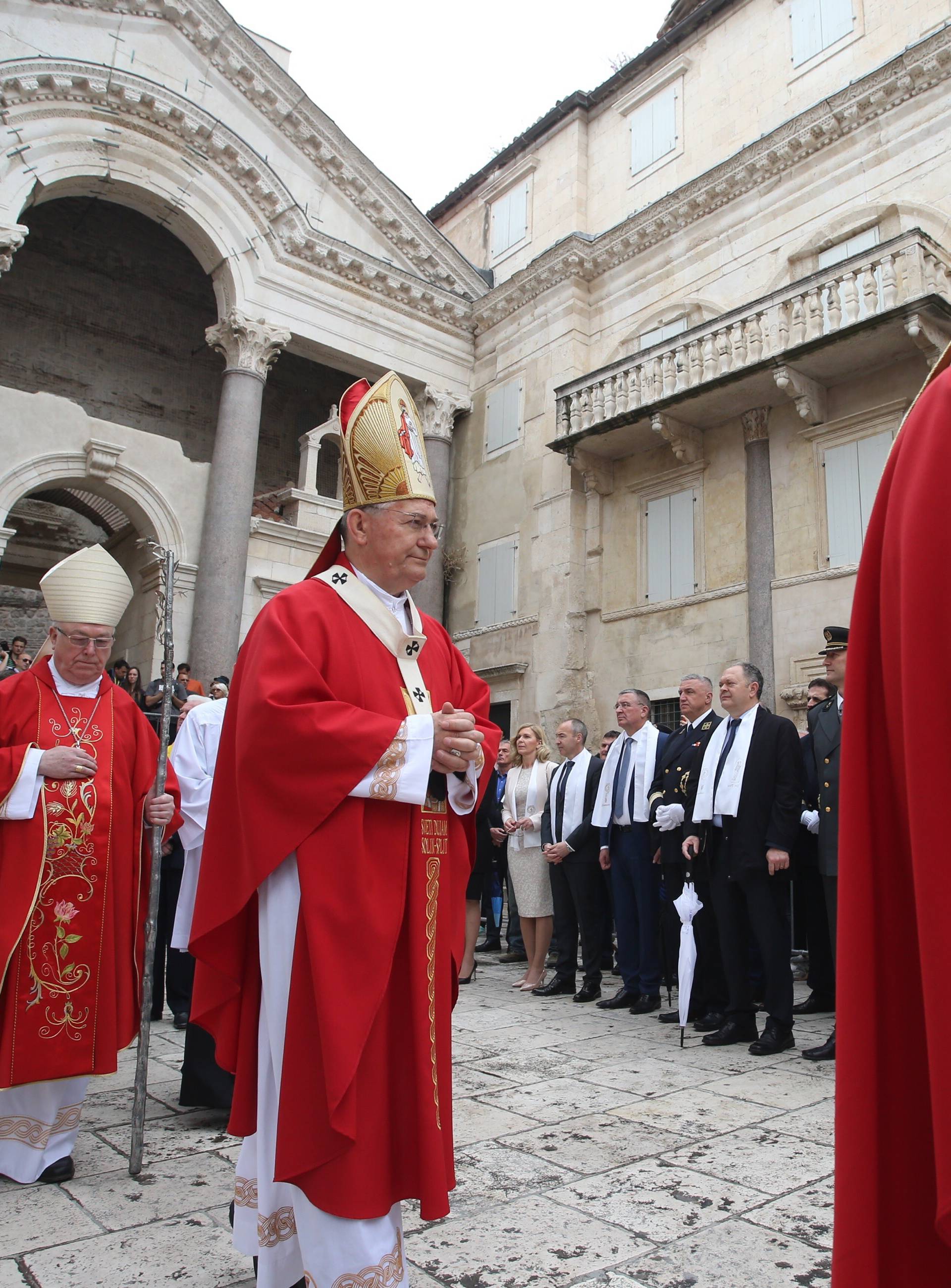 Kerum kao Papa pratio misu s prozora, stigao je i Plenković