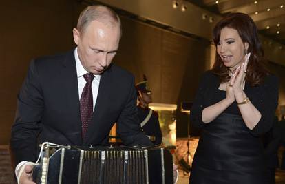 U Argentini svirao harmoniku: Nema toga što Putin ne može... 