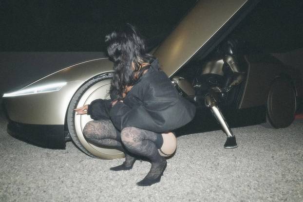 FOTO Bizarno! Kim Kardashian pozirala u toplesu u krilu robota Elona Muska: Dirao joj obline
