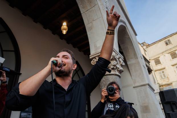 Split: Građani se okupili u spomen na Halida Bešlića na gradskoj Pjaci