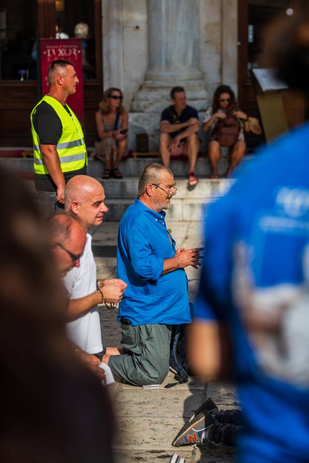 Split: Održana je molitva krunice na splitskom Peristilu