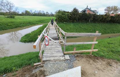 Sagradio privatni most do kuće u Ivanić Gradu. Susjedi šute, iz grada tvrde: 'Nismo nadležni'