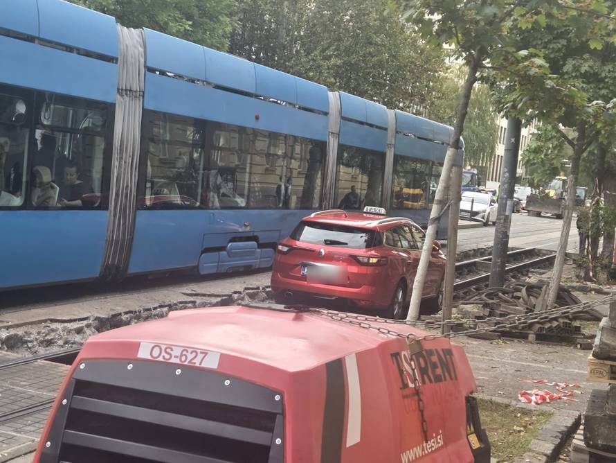 VIDEO Kaos u Zagrebu: Jedan taksi zapeo među šinama na Branimirovoj, a drugi u Dubravi
