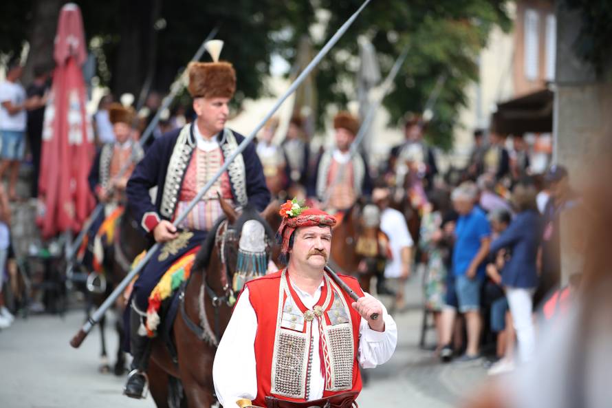 Mimohod alkara uoči 308. Sinjske alke