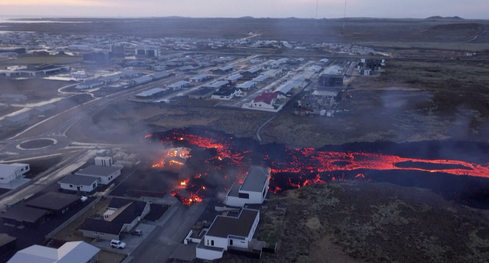 U islandskom gradu Grindaviku lava uništila zgrade, stručnjaci strahuju od nove velike erupcije