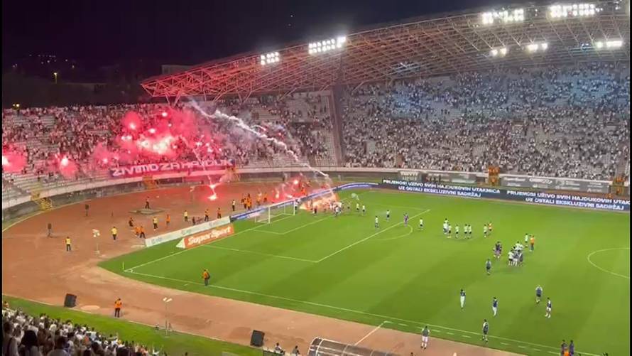 VIDEO Sramota na Poljudu: Igrači Hajduka došli pod sjever, Torcida ih je gađala bakljama!