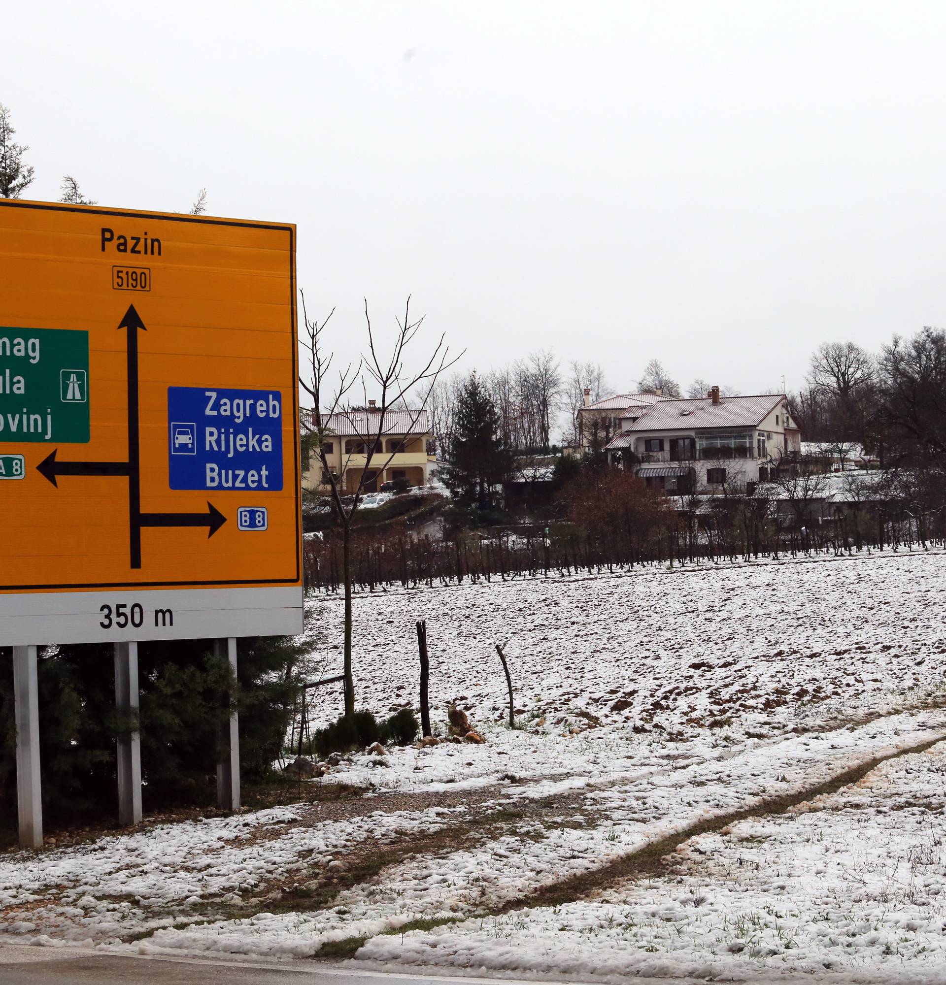 Nevrijeme: Na Biokovu prava mećava, snijeg i na Sljemenu...