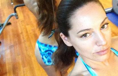 'Fotkala' si je stražnjicu: Seksi Kelly Brook vježba u bikiniju