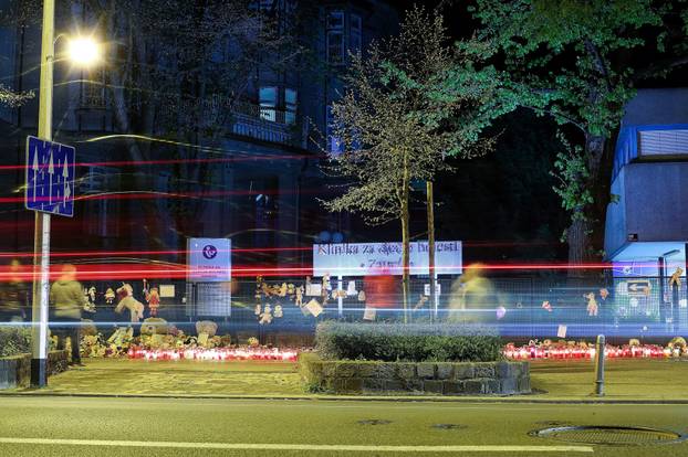 Građani ispred Klaićeve bolnice u Zagrebu ostavljaju plišane igračke i pale svijeće za preminulu djevojčicu
