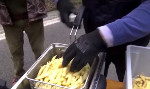 VIDEO Belgijski farmeri dijele krumpiriće uz blokirane ceste