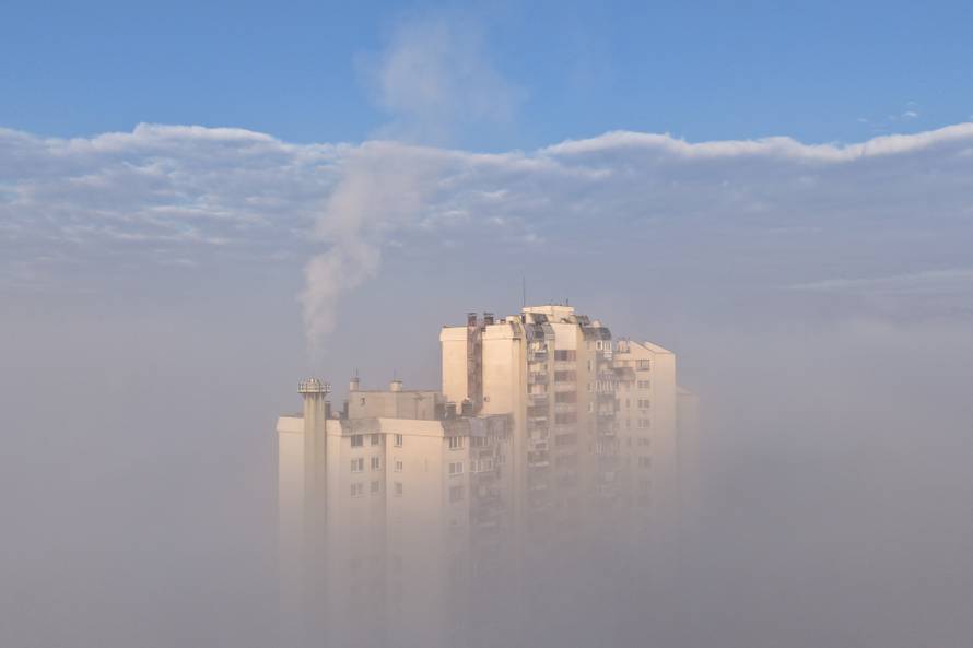 Pogled iz zraka na Sarajevo obavijeno maglom i smogom
