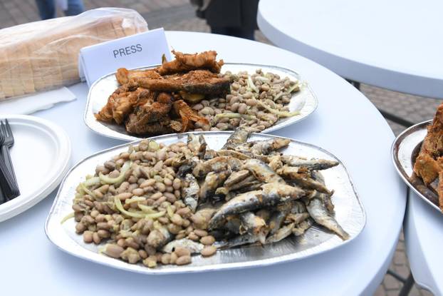 Bjelovar: Na Veliki petak građanima podijeljeno oko 1.000 porcija ribica