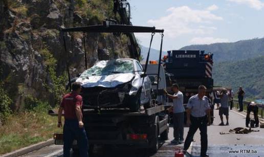 BiH: Auto sletio u jezero, poginule su majka i kćerka